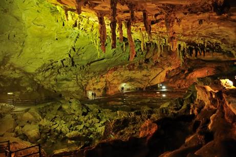 自然, 谷, 洞窟, 室内 が含まれている画像

高い精度で生成された説明